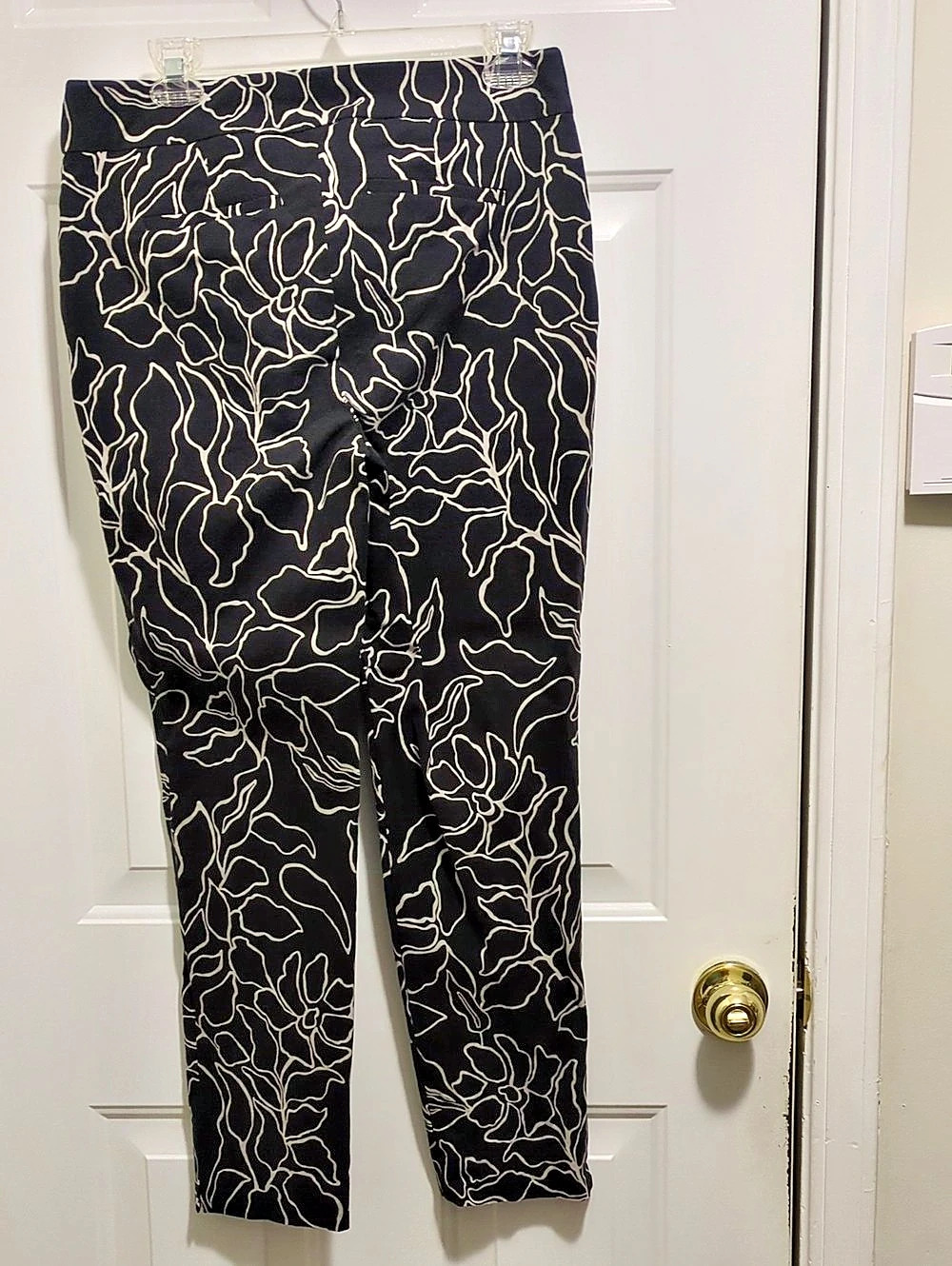 Chico's Floral Ankle Pants in Black & White Size 8 Like New